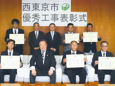 向かって右側４名、優秀工事の３件中２件を当社が受賞。